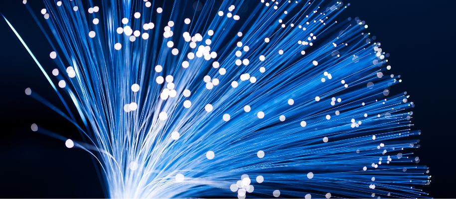 Comment une fibre optique transmet elle la lumière ?