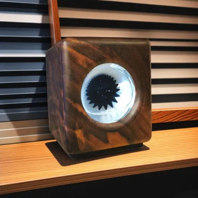 Ferrofluid lamp van notenhout